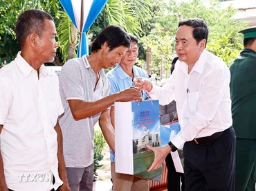 Chủ tịch Quốc hội Trần Thanh Mẫn đến thăm, tặng quà Tết Nguyên đán Ất Tỵ cho hộ chính sách, hộ nghèo, dân tộc thiểu số và chiến sỹ ở Đồn Biên phòng Mỹ Long của tỉnh Trà Vinh.