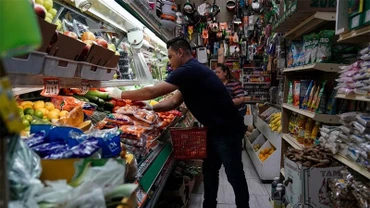Mua sắm tại siêu thị El Progreso ở Washington, D.C., Mỹ. (Ảnh: Reuters)