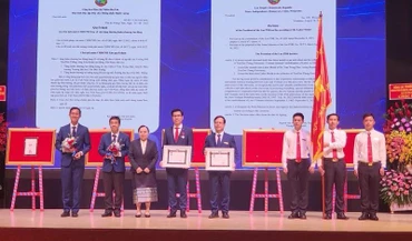 Tập thể Trường đại học Tôn Đức Thắng và Tiến sĩ Trần Trọng Đạo, Quyền Hiệu trưởng nhà trường vinh dự nhận Huân chương Lao động hạng III và hạng II của nước Cộng hòa Dân chủ Nhân dân Lào.