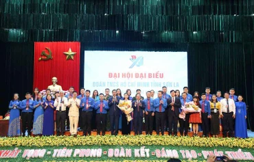 Lãnh đạo tỉnh và Trung ương Đoàn tặng hoa chúc mừng Ban Chấp hành khóa XIII.