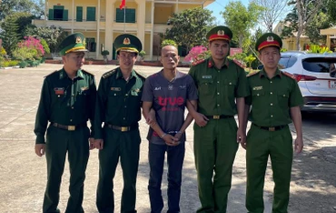 Đối tượng Vi May Ỏn (ở giữa) bị bắt ngay khi bị trao trả về Việt Nam.
