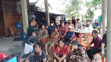 Bà con làng xóm đến động viên, chia buồn với gia đình hai nạn nhân. (Ảnh: XP)