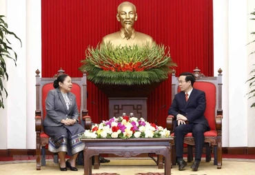 Đồng chí Võ Văn Thưởng tiếp đồng chí Sisay Leudetmounsone. (Ảnh: TTXVN)