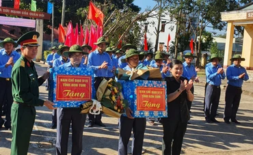 Tặng quà cho Đội K53.