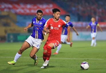 Pha tranh bóng giữa cầu thủ Hà Nội FC (áo tím) và Viettel (Ảnh: VPF).