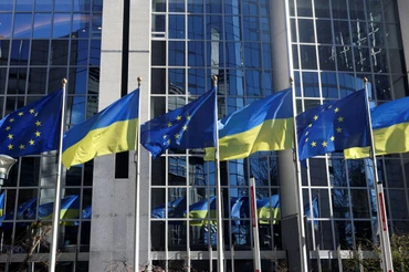 Cờ của EU và Ukraine bên ngoài trụ sở Nghị viện châu Âu ở Brussels, Bỉ, ngày 28/2/2022. (Ảnh: Reuters)