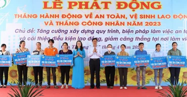 Lãnh đạo thành phố Cần Thơ trao “mái ấm Công đoàn” cho công nhân khó khăn về nhà ở.