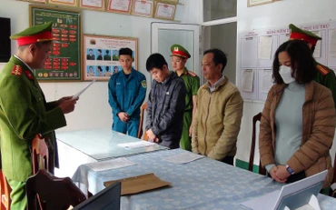 Công an tỉnh Quảng Nam tống đạt quyết định với các đối tượng. 