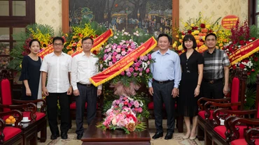 Các cơ quan, đơn vị thăm và chúc mừng Báo Nhân Dân