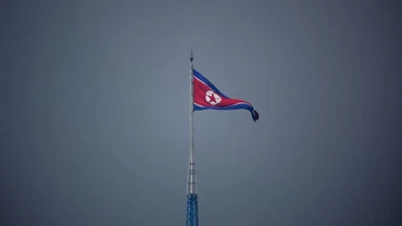 Cờ của Triều Tiên tại làng Gijungdong, ngày 19/7/2022. (Ảnh: Reuters)