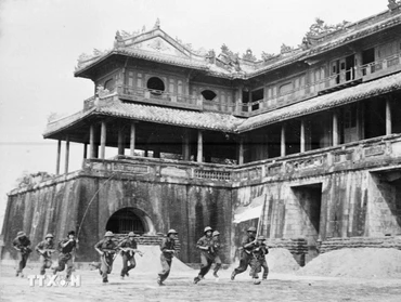 Quân giải phóng tiến vào cửa Ngọ Môn (Huế), sáng 26/3/1975.