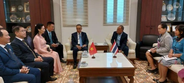 Đại sứ Phan Chí Thành và đoàn công tác tại buổi làm việc với chính quyền tỉnh Phuket.