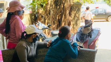 Ngư dân Nguyễn Thành trông ngóng người thân.