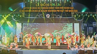 Chương trình nghệ thuật chào mừng Lễ công bố huyện Đầm Hà cán đích nông thôn mới nâng cao đầu tiên trong cả nước.