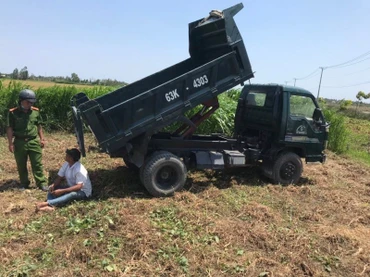 Ông Trần Thanh Triều (ngồi) cùng phương tiện tại hiện trường.