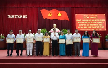 Lãnh đạo thành phố Cần Thơ tặng Bằng khen cho 10 tập thể có thành tích xuất sắc trong thực hiện Nghị quyết số 23-NQ/TW.