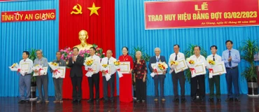 Trao Huy hiệu Đảng cho các đảng viên cao tuổi Đảng.