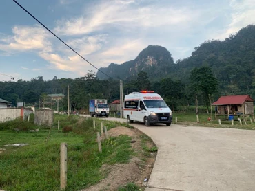 Trung tâm kiểm soát bệnh tật Quảng Bình dùng xe chuyện dụng đưa thiết bị y tế hiện đại đến khám phát hiện bệnh lao cho bà con vùng biên giới Bố Trạch.