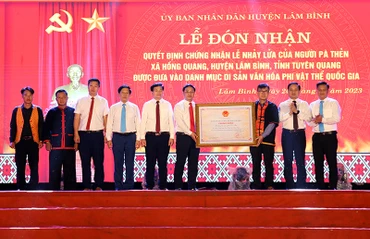 Đại diện Bộ Văn hóa, Thể thao và Du lịch cùng lãnh đạo tỉnh Tuyên Quang trao chứng nhận cho lãnh đạo huyện Lâm Bình.