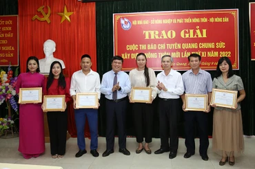 Ban tổ chức trao giải A cho các tác giả có tác phẩm đạt giải.