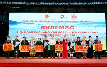 Ban tổ chức tặng hoa và cờ lưu niệm cho các đoàn tham dự liên hoan. 