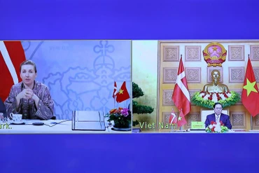 Thủ tướng Phạm Minh Chính hội đàm trực tuyến với Thủ tướng Đan Mạch Mette Frederiksen. (Ảnh: TRẦN HẢI)