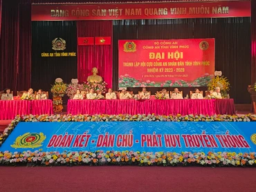 Đoàn Chủ tịch Đại hội.