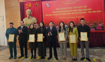 Trao giải Nhất cho các tác giả.