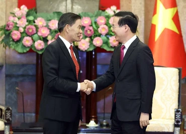 Chủ tịch nước tiếp đồng chí Sinlavong Khoutphaythoune, Ủy viên Bộ Chính trị Đảng Nhân dân Cách mạng Lào, Chủ tịch Ủy ban Trung ương Mặt trận Lào xây dựng đất nước. (Ảnh: TTXVN)