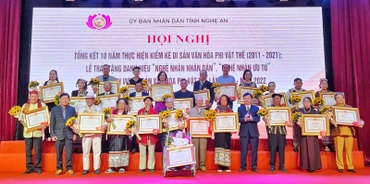 Trao tặng danh hiệu “Nghệ nhân nhân dân”, “Nghệ nhân ưu tú” trong lĩnh vực di sản văn hóa phi vật thể lần thứ 3, năm 2022. 