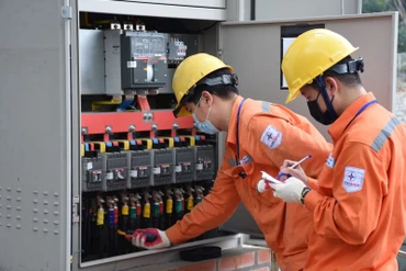 Nhân viên EVNHANOI kiểm tra hoạt động cung cấp điện trên địa bàn thành phố.