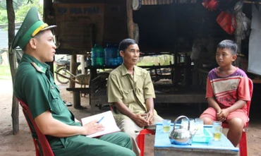 Bộ đội Biên phòng tỉnh Bình Phước nắm địa bàn, giúp nhân dân xóa đói giảm nghèo.