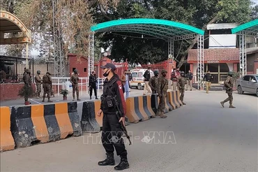 Lực lượng an ninh gác gần hiện trường vụ nổ tại đền thờ ở thành phố Peshawar, Pakistan ngày 30/1/2023. (Ảnh: AFP/TTXVN)