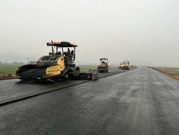 Các nhà thầu tranh thủ thời tiết thuận lợi tiến hành thảm bê-tông nhựa mặt đường cao tốc bắc-nam.