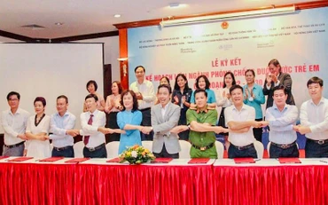 Các bộ, ngành, đoàn thể thể hiện sự cam kết tại Lễ ký kết Kế hoạch liên ngành phòng, chống đuối nước trẻ em giai đoạn 2022-2030.