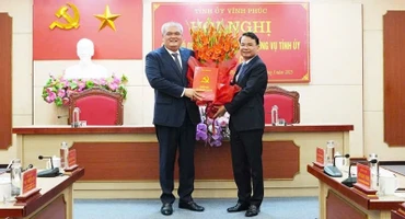 Bí thư Tỉnh ủy Vĩnh Phúc (phải) chúc mừng tân Bí thư Thành ủy Phúc Yên.