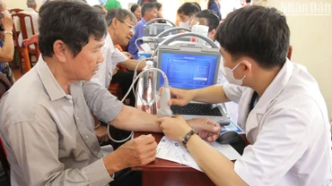 Người dân phường Tân Phú, thành phố Đồng Xoài được bác sĩ khám bệnh miễn phí.