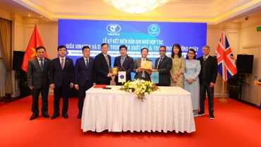 Lãnh đạo hai tập đoàn chứng kiến lễ ký biên bản và trao tặng phẩm lưu niệm