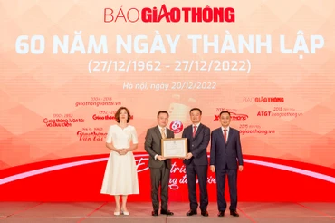 Bộ trưởng Giao thông vận tải Nguyễn Văn Thắng, Tổng Biên tập Báo Nhân Dân Lê Quốc Minh đã trao Bằng khen của Bộ Thông tin và Truyền thông, Bộ Giao thông vận tải và Hội Nhà báo Việt Nam cho tập thể người làm báo Báo Giao thông.