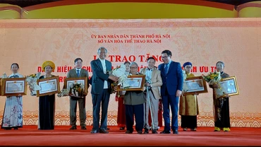 Hà Nội tôn vinh các Nghệ nhân Nhân dân, Nghệ nhân Ưu tú đã có công gìn giữ, phát huy giá trị di sản văn hóa phi vật thể.