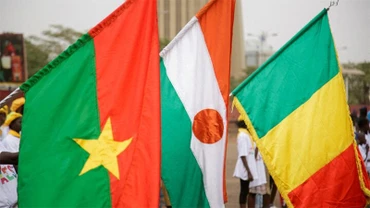 Cờ của Burkina Faso, Niger và Mali. (Ảnh: Reuters)