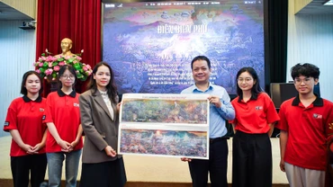 Ông Phạm Song Hà, Ủy viên Ban Biên tập, Trưởng Ban Chính trị-Xã hội, Phó Chủ tịch Liên Chi hội Nhà báo Báo Nhân Dân, tặng phụ trương tranh panorama "Chiến dịch Điện Biên Phủ" cho Tiến sĩ Ngô Bích Ngọc, Chủ nhiệm Bộ môn Truyền thông Đa phương tiện, Trung tâm liên kết đào tạo FPT Swinburne Vietnam.