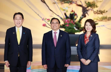 Thủ tướng Nhật Bản Kishida Fumio và Phu nhân đón Thủ tướng Phạm Minh Chính tham dự Hội nghị Thượng đỉnh G7 mở rộng. (Ảnh: Dương Giang/TTXVN)