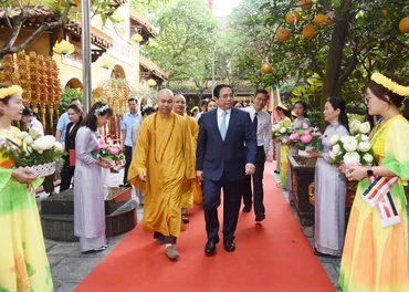 Thủ tướng Phạm Minh Chính tới dự Đại lễ Phật đản tại chùa Quán Sứ, Hà Nội.