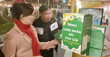 Người tiêu dùng tiếp cận đặc sản vùng miền tại Hội chợ nông sản Hà Nội do HPA tổ chức. (Ảnh: Hoài Nam)