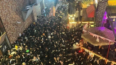 Con hẻm nhỏ và dốc chật cứng người tham gia lễ Halloween tại Seoul, ngày 29/10/2022. (Ảnh: Yonhap)