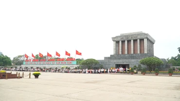 [Video] Người dân cả nước về thăm Lăng Bác trong ngày hội "Thống nhất non sông"