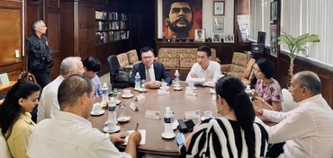 Đồng chí Lê Quốc Minh, Ủy viên Trung ương Đảng, Tổng Biên tập Báo Nhân Dân, Phó Trưởng Ban Tuyên giáo Trung ương, Chủ tịch Hội Nhà báo Việt Nam làm việc cùng Ban lãnh đạo báo Granma. (Ảnh: Mai Phương/TTXVN)