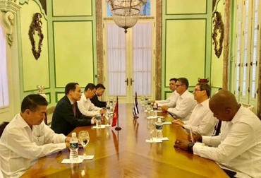 Đoàn đại biểu Ban Đối ngoại Trung ương hội kiến Ủy viên Bộ Chính trị, Bộ trưởng Ngoại giao Cuba Bruno Rodríguez Parrilla. (Ảnh: Mai Phương/TTXVN)