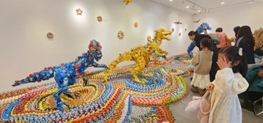 Phòng trưng bày mô hình khủng long được làm từ đồ chơi nhựa.